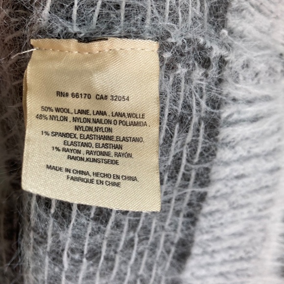 Sleeping on snow Anthropologie women’s off the shoulder style sweater - Picture 6 of 9